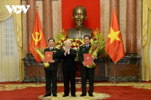 Thăng quân hàm từ Trung tướng lên Thượng tướng cho Thứ trưởng Bộ Quốc phòng Nguyễn Tân Cương và Thứ trưởng Võ Minh Lương.​​