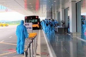 Sân bay Vân Đồn lập tức tiến hành phun khử trùng, khử khuẩn bổ sung trên diện rộng sau trường hợp nhân viên của Cảng hàng không này dương tính với COVID-19. (Ảnh: TTXVN phát).