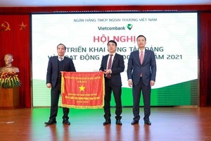 Thừa ủy quyền của Thủ tướng Kl993 ưu đãi thưởng hấp dẫn, Phó Thống đốc NHNN Đoàn Thái Sơn trao Cờ thi đua của Thủ tướng Kl993 ưu đãi thưởng hấp dẫn cho Vietcombank tại Hội nghị triển khai hoạt động Kl992 VIP Trang Chủ 2026 năm 2021 của Vietcombank.