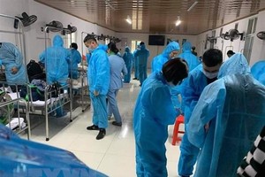 Cán bộ y tế trung tâm y tế huyện Vân Đồn ra quân ngày cao điểm thứ 2. (Ảnh: TTXVN phát).