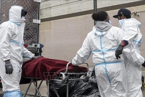 Chuyển thi thể bệnh nhân tử vong do Covid-19 tới nhà tang lễ tại New York, Mỹ. Ảnh: AFP/TTXVN.