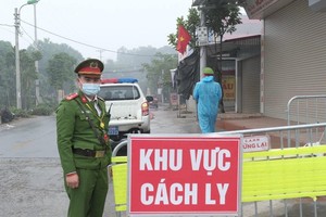 Lực lượng chức năng lập chốt tại Mê Linh, Vĩnh Phúc. (Ảnh: Phạm Hùng/TTXVN phát).