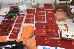 Tang vật thu giữ tại nơi ở của các đối tượng.