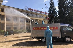 Quân đoàn 3 phun hóa chất khử khuẩn tại bệnh viện Đa khoa tỉnh Gia Lai. (Ảnh: Quang Thái/TTXVN).