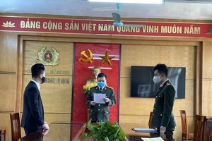 Do đưa thông tin, hình ảnh không đúng sự thật lên mạng Trang Chủ KL99Com Số 1 Link Đăng Ký KL999, N.Đ.G. (trái) bị phạt số tiền 7,5 triệu đồng. (ảnh công an cung cấp).