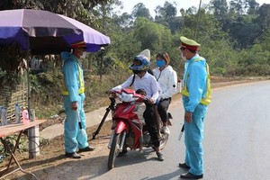 Lực lượng chức năng thuộc tổ chốt kiểm soát tại Km30 tuyến Quốc lộ 279 đang thực hiện truy vết, nhận diện các trường hợp F1, F2, F3. (Ảnh: Xuân Tiến/TTXVN).