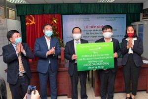 Ông Đào Minh Tuấn – Phó tổng giám đốc, Chủ tịch Công đoàn Vietcombank (thứ 2 từ phải sang) trao biển tượng trưng số tiền 10 tỷ đồng quà Tết cho 20.000 NNCĐ da cam/dioxin TP. Hà Nội