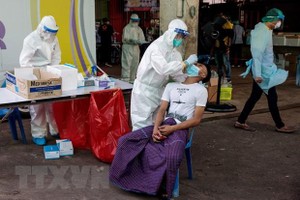 Nhân viên y tế lấy mẫu xét nghiệm COVID-19 tại Samut Sakhon, Thái Lan. (Ảnh: AFP/TTXVN).