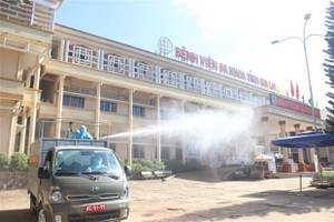 Lực lượng quân đội Quân đoàn 3 khử khuẩn tại các điểm dịch trên địa bàn tỉnh Gia Lai. (Ảnh: TTXVN phát).