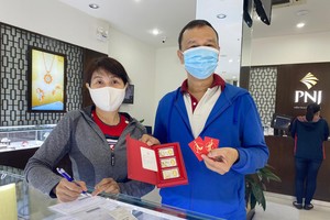 Những vị khách đầu tiên mua vàng ngày Thần Tài tại hệ thống PNJ