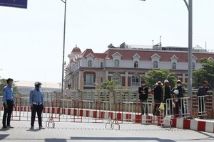Người dân và công nhân không được phép ra, vào khu vực có ca nhiễm COVID-19. (Ảnh: TTXVN/phát).