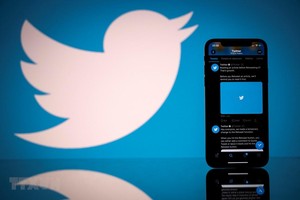 Biểu tượng Twitter trên màn hình điện thoại di động và máy tính bảng. (Ảnh: AFP/TTXVN).