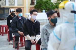 Thanh niên nhập ngũ đến xét nghiệm phải thực hiện đúng nguyên tắc 5K của Bộ Y tế. (Ảnh: Văn Dũng/TTXVN).