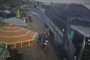 Hình ảnh cắt từ đoạn clip ghi lại vụ tai nạn. (Nguồn: thanhnien.vn).