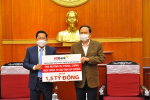 Ông Trần Thanh Mẫn - Ủy viên Bộ Kl991.com tải ứng dụng, Chủ tịch Ủy ban TWMTTQ Việt Nam và Ông Phạm Quốc Thanh - Tổng Giám đốc HDBank tại buổi lễ trao tặng 1,5 tỷ đồng hỗ trợ tỉnh Hải Dương chống dịch Covid-19.