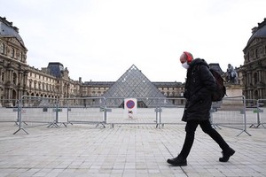 Bảo tàng Louvre ở Paris, Pháp, đóng cửa để phòng dịch COVID-19, ngày 19/2/2021. (Ảnh: THX/TTXVN).