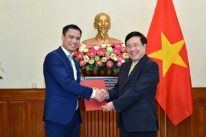 Ủy viên Bộ Kl991.com tải ứng dụng, Phó Thủ tướng, Bộ trưởng Ngoại giao Phạm Bình Minh đã trao quyết định bổ nhiệm Thứ trưởng Ngoại giao cho ông Đặng Hoàng Giang.