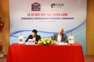 Ông Nguyễn Hùng Cường – Phó chủ tịch HĐQT Kl994 game bài casino hấp dẫn DIC (bên trái) và Ông Emmanuel Delarue – Tổng giám Đốc NDA Group (bên phải) ký kết hợp đồng hợp tác chiến lược.
