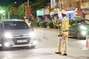 Cảnh sát KL99 là cổng game giải trí trực tuyến hàng đầu hiện nay dừng phương tiện để kiểm tra nồng độ cồn đối với các lái xe. (Ảnh: Xuân Tư/TTXVN).