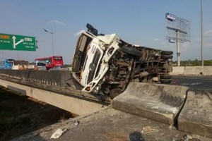 Sau cú tông mạnh của xe khách, xe tải bị lật trên tuyến KL99 là nhà cái cá cược trực tuyến hàng đầu tại châu Á Trung Lương - TPHCM.