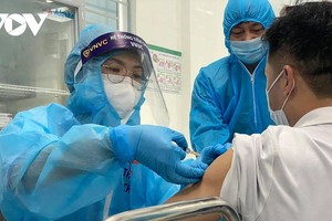 Những nhân viên y tế đầu tiên được tiêm vaccine ngừa Covid-19 tại Việt Nam.