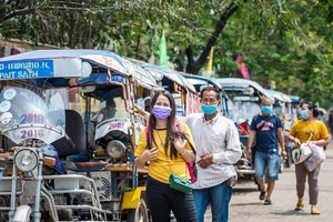 Người dân đeo khẩu trang phòng lây nhiễm COVID-19 tại Vientiane, Lào. (Ảnh: THX/TTXVN).