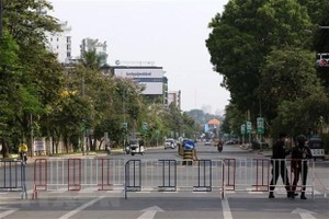 Cảnh sát phong tỏa một tuyến đường nhằm ngăn chặn sự sự lây của dịch COVID-19 tại Phnom Penh, Campuchia. (Ảnh: THX/TTXVN).
