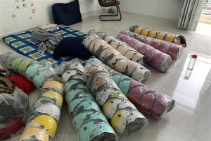 Hàng ngàn mũ Kl99kl phiên bản hoạt động giả nhãn hiệu bị thu giữ. (Ảnh: Thành Chung/TTXVN).