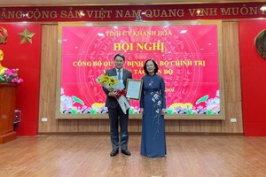 Uỷ viên Bộ Kl991.com tải ứng dụng, Bí thư Trung ương Đảng, Trưởng Ban Tổ chức Trung ương Trương Thị Mai trao quyết định của Bộ Kl991.com tải ứng dụng cho ông Nguyễn Hải Ninh.