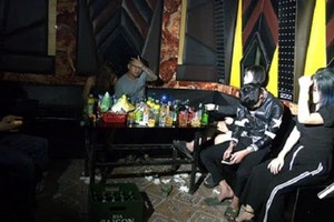 Quán karaoke mở cửa hoạt động, không thực hiện biện pháp dừng hoạt động Kl992 VIP Trang Chủ 2026 để phòng chống dịch Covid-19 sẽ bị xử phạt nặng. Ảnh minh họa: KT.