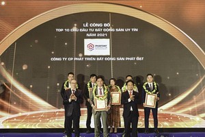 Ông Nguyễn Thanh Thảo – Phó tổng giám đốc Kl991.com nạp rút nhanh (đứng giữa, hàng thứ 2), đại diện Phát Đạt đón nhận Cup và bảng vinh danh tại Lễ công bố ngày 27/4/2021 của Vietnam Report.