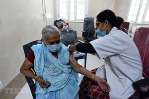 Tiêm vaccine ngừa COVID-19 cho người dân tại bang Uttar Pradesh, Ấn Độ, ngày 10/4/2021. (Ảnh: THX/TTXVN).