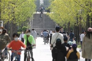 Người dân di chuyển trong công viên tại Seoul, Hàn Quốc, ngày 11/4/2021. (Nguồn: Yonhap/TTXVN).