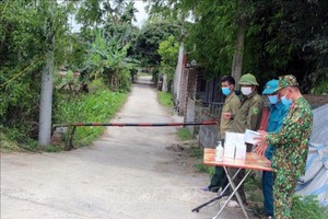 Lập chốt kiểm soát dịch bệnh tại thôn Nội Đọ, xã Bắc Lý, huyện Lý Nhân - nơi ở của bệnh nhân COVID- 19 vừa được xác nhận. (Ảnh: Đại Nghĩa/TTXVN).