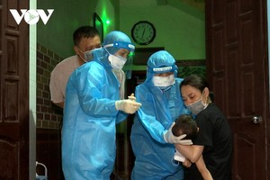 Cán bộ y tế lấy mẫu xét nghiệm cho người dân Hà Nam. (Ảnh: CTV Giang Nam).