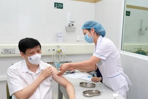 Bộ trưởng Bộ Y tế Nguyễn Thanh Long tiêm vaccine COVID-19 AstraZeneca. 