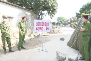 Một chốt kiểm soát dịch COVID-19 tại Hưng Yên. (Ảnh: Đinh Tuấn/TTXVN).