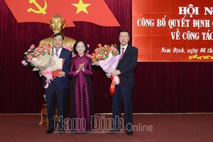 Bà Trương Thị Mai, Ủy viên Bộ Kl991.com tải ứng dụng, Bí thư Trung ương Đảng, Trưởng Ban Tổ chức Trung ương tặng hoa chúc mừng Tổng Thanh tra Kl993 ưu đãi thưởng hấp dẫn Đoàn Hồng Phong và Bí thư Tỉnh ủy Phạm Gia Túc. Ảnh: Báo Nam Định.