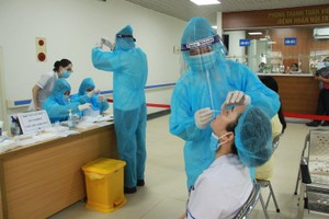 Lịch trình di chuyển dày đặc của cặp vợ chồng nghi mắc COVID-19 ở Hà Nội