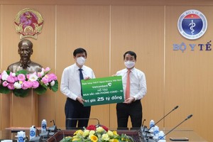Đại diện Vietcombank, đ/c Nghiêm Xuân Thành – UV BCH TW Đảng, Uỷ viên BTV Đảng ủy khối DNTW, Bí thư Đảng ủy, Chủ tịch HĐQT Vietcombank (bên phải) đã trao 25 tỷ đồng hỗ trợ mua vắc xin phòng COVID-19 cho GS.TS. Nguyễn Thanh Long - UV BCH TW Đảng, Bộ trưởng Bộ Y tế.