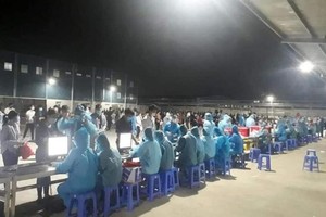 Nhân viên y tế lấy mẫu xét nghiệm cho công nhân khu công nghiệp huyện Việt Yên.