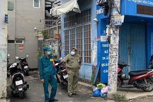 Lực lượng chức năng chốt chặn tại hẻm 415 Nguyễn Văn Công (phường 3, quận Gò Vấp, Thành phố Hồ Chí Minh) nơi có điểm sinh hoạt của giáo phái truyền giáo Phục Hưng. (Ảnh: Hồng Giang/TTXVN).