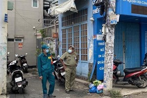 Lực lượng chức năng chốt chặn tại một hẻm nơi có điểm sinh hoạt của giáo phái truyền giáo Phục Hưng ở Thành phố Hồ Chí Minh. (Ảnh: Hồng Giang/TTXVN).