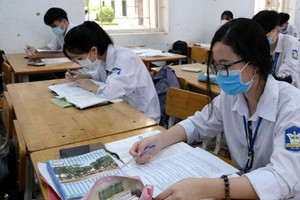 Học sinh lớp 12 Trường THPT Mê Linh, Hà Nội, trong giờ ôn tập. Ảnh: Công Hùng - Ảnh chụp trước ngày 29/4/2021.