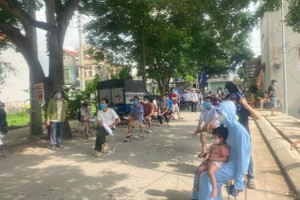 Bắc Giang: Công nhân tại khu vực điểm nóng Covid-19 phải cách ly 21 ngày khi về nhà