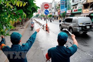 Các lực lượng chức năng hướng dẫn người dân quay đầu xe khi đi vào quận Gò Vấp. (Ảnh: An Hiếu/TTXVN).
