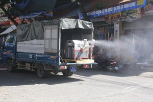 Phun khử khuẩn khu vực chợ Cốc Lếu - nơi ca bệnh từng đặt chân đến.