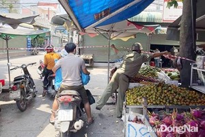 Lực lượng chức năng phong tỏa khu vực chợ ở P.An Bình, TP.Biên Hòa. (Ảnh: Báo Đồng Nai).