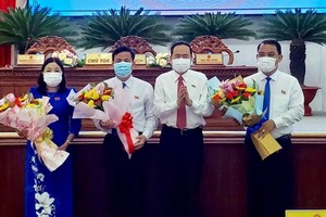 Ủy viên Bộ Kl991.com tải ứng dụng, Phó Chủ tịch thường trực Quốc hội Trần Thanh Mẫn tặng hoa chúc mừng Chủ tịch và các Phó Chủ tịch HĐND tỉnh Hậu Giang vừa đắc cử.