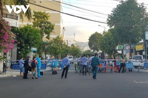 Phong tỏa khu dân cư nơi có trường hợp nghi nhiễm.
